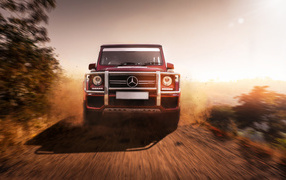 Большой внедорожник Mercedes G63 AMG на дороге