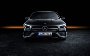 Черный автомобиль Mercedes-Benz CLA 250 AMG, 2019 года на черном фоне