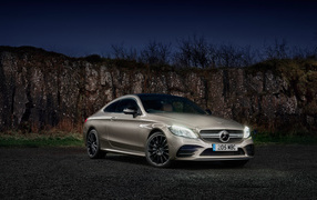 Автомобиль Mercedes-AMG C 43, 2019 года на фоне гор