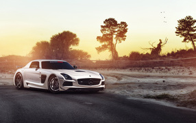 Автомобиль Mercedes-Benz SLS на фоне заката