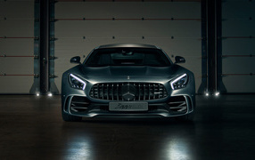 Серебристый автомобиль Mercedes-AMG GT R ADV1 вид спереди