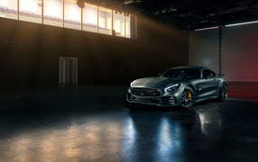 Серебристый автомобиль Mercedes-AMG GT R ADV1 в ангаре 