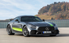 Серебристый автомобиль Mercedes-AMG GT R PRO 2019 года  