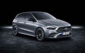 Серебристый автомобиль Mercedes-Benz B-Klasse AMG Line 2019 года 