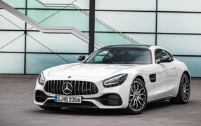 Белый автомобиль Mercedes-AMG GT 2019 года 