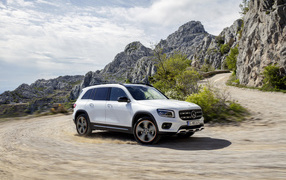 Белый внедорожник Mercedes-Benz GLB-Class в горах