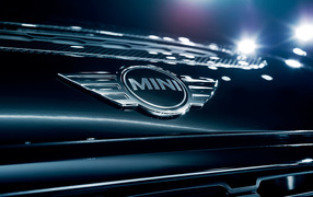 Логотип автомобиля MINI LOGO крупным планом