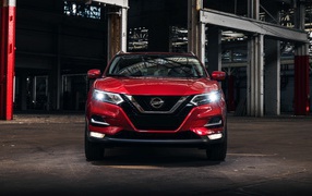 Красный автомобиль Nissan Rogue вид спереди