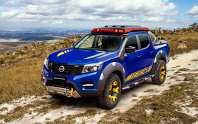 Внедорожник Nissan Frontier Sentinel 2018 года на фоне неба