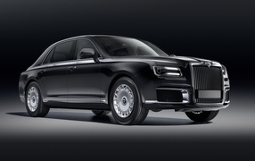 Черный автомобиль Aurus Sena 2018 года на сером фоне