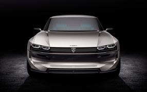 Серебристый автомобиль Peugeot E-Legend Concept на черном фоне
