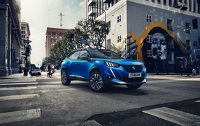 Синий внедорожник Peugeot E-2008 GT, 2019 года на улице города