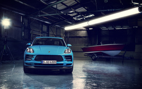 Синий автомобиль Porsche Macan 2019 года в гараже