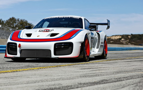 Гоночный автомобиль Porsche 935, 2019 года на трассе