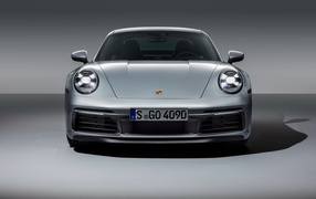 Серебристый автомобиль Porsche 911 Carrera 4S 2019 вид спереди