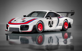 Спортивный автомобиль Porsche 935,  2019 года на сером фоне