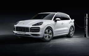 Белый внедорожник Porsche Cayenne E-Hybrid 2018 года на заправке 
