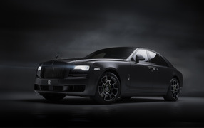 Черный стильный автомобиль Rolls-Royce Ghost  2019 года 