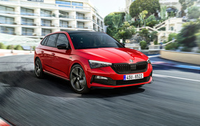 Красный автомобиль Skoda Scala Monte Carlo 2019 года на дороге