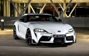 Белый автомобиль Toyota GR Supra 2019 года