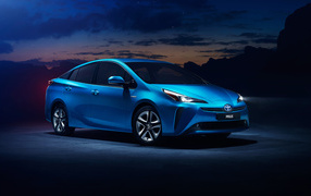 Синий автомобиль Toyota Prius 2019 года в свете луны 