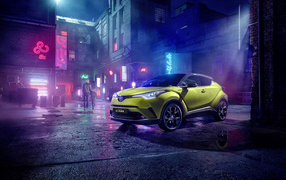 Автомобиль Toyota C-HR, 2019 года на ночной улице