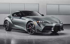 Серебристый спортивный автомобиль Toyota GR Supra, 2020 года