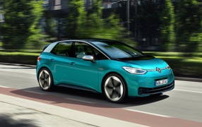 Автомобиль Volkswagen ID.3 1st 2019 года едет по городу