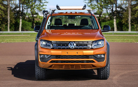 Золотистый внедорожник Volkswagen Amarok V6 вид спереди 