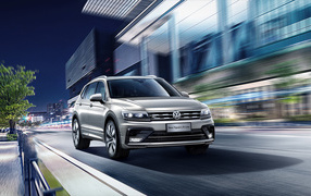 Серебристый автомобиль Volkswagen Tiguan L R-Line 2018 года на улице города