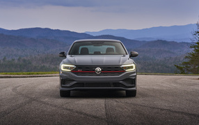 Серебристый автомобиль  Volkswagen Jetta GLI, 2019 года на фоне горизонта 