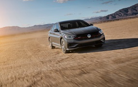 Автомобиль Volkswagen Jetta в пустыне