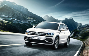 Белый внедорожник Volkswagen Tharu R-Line 2018 года на горной дороге
