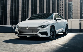 Белый автомобиль Volkswagen Arteon, 2019 года у здания 