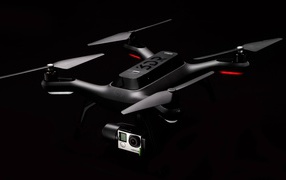 Квадрокоптер 3DR Solo на черном фоне