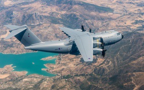 Военный самолет Airbus A400M в небе 