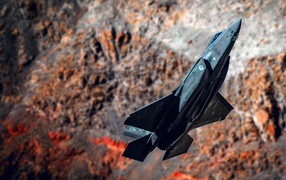 Черный истребитель F-35A Lightning II на фоне гор