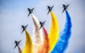 Истребители с разноцветным дымом в небе