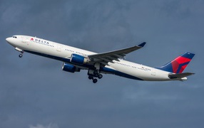 Большой пассажирский Airbus авиакомпании  Delta Air Lines