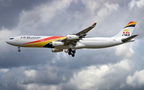 Большой пассажирский Airbus A340-300 компании AIR BELGIUM