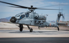 Военный вертолет Boeing AH-64 Apache готовится к взлету