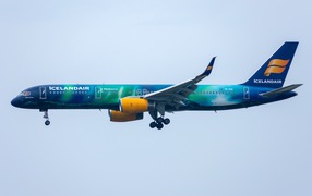 Пассажирский Boeing 757-200W  авиакомпании Icelandair в небе