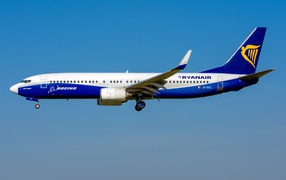 Пассажирский Boeing 737-800W авиакомпании  Ryanair в небе