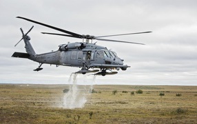 Военный вертолет Sikorsky HH-60 Pave Hawk с водой