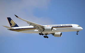Самолет Singapore Airlines в голубом небе
