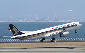 Самолет авиакомпании Singapore Airlines на взлете
