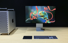 Монитор Apple Pro Display XDR, 2019 на столе