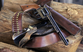 Револьвер, нож и пули лежат на дровах