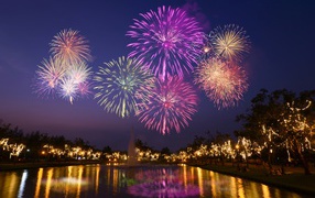 Красивый яркий праздничный салют над водой
