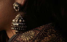 Красивая сережка с камнями в ухе